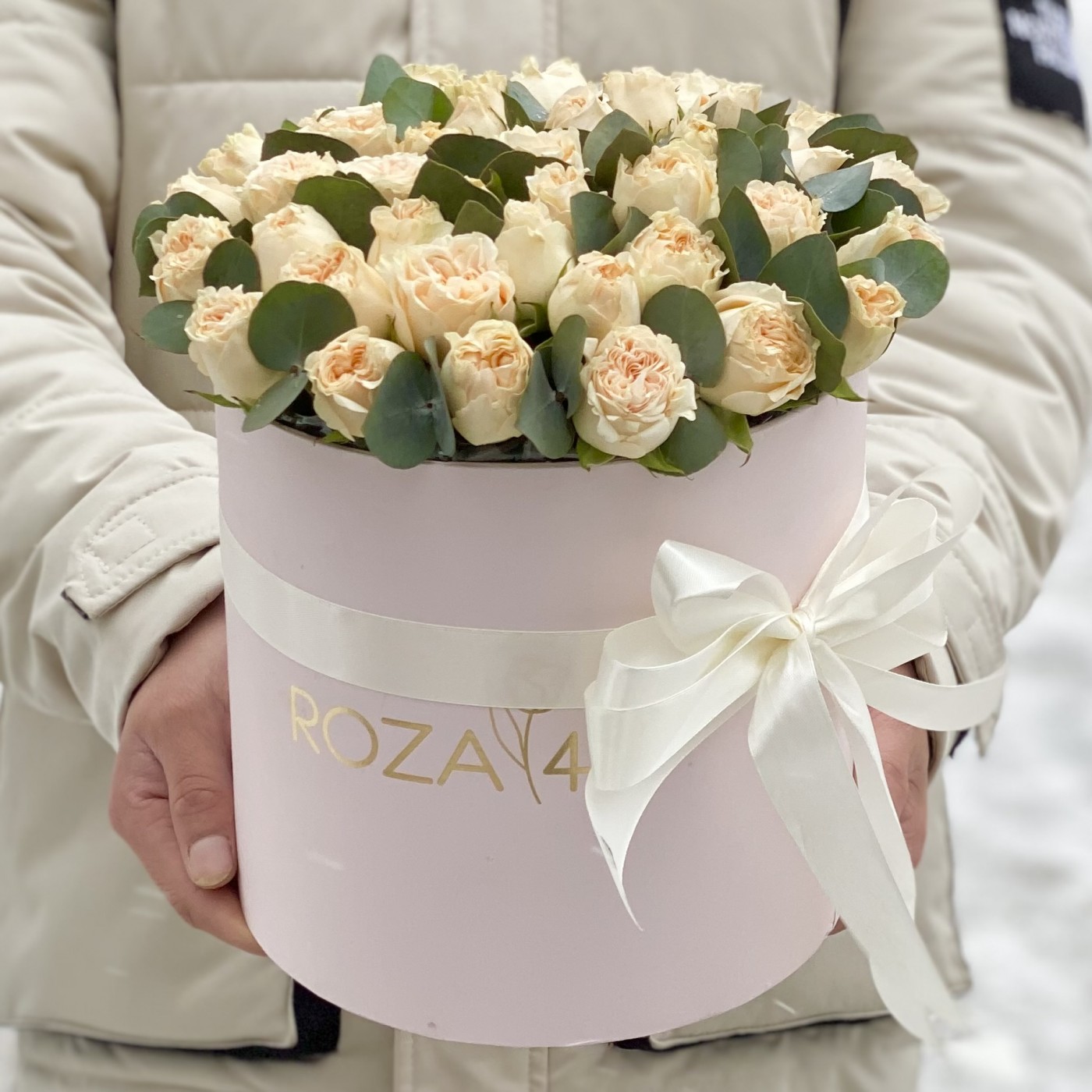 Саммер-роз персикового цвета с эвкалиптом в коробке